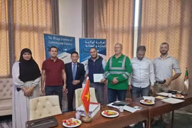 Vietnamese Ambassador to Algeria Tran Quoc Khanh (third from left) and representatives of several firms in Biskra. (Photo: VNA)