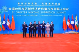 Chinese Premier Li Qiang (C) welcomes heads of delegations to the 8th Greater Mekong Sub-region (GMS) Summit (Photo: VNA)