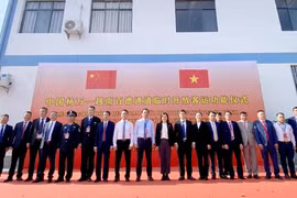 Representatives from Ha Giang province and China's Yunnan province at the opening of the two temporary cross-border corridors. (Photo: baohagiang.vn)