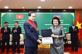 President of the Cambodian National Assembly (NA) Samdech Khuon Sudary (right), on behalf of the State of Cambodia, awards the Royal Order of Sahametrei (The Grand Cross) to Chairman of the Vietnamese NA Tran Thanh Man. (Photo: VNA)