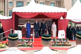 Prime Minister Anwar Ibrahim (second from right) and his spouse chair official welcome ceremony for Party General Secretary To Lam and his spouse (Photo: VNA)
