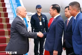 Cambodian King Preah Bat Samdech Preah Boromneath Norodom Sihamoni (L) arrives in Hanoi on November 28 morning, beginning his two-day state visit to Vietnam. (Photo: VNA)