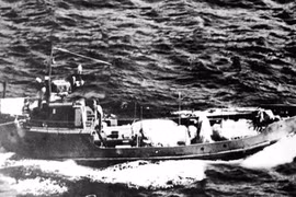 During the anti-American war, the "no-number-plate ship" of the Vietnam People's Navy transported tens of thousands of tonnes of weapons, equipment, and thousands of officials and soldiers from the North to major battlefields in the South, creating the legendary "Ho Chi Minh Trail" at Sea. (File Photo published by VNA)