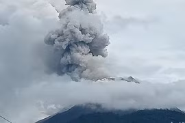 Mount Lewotobi Laki-Laki in Flores Island, Nusa Tenggara province, eastern Indonesia erupts on November 3. (Photo: Detiknews)