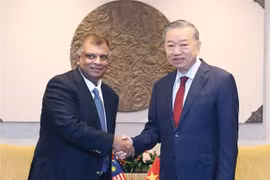 General Secretary of the Communist Party of Vietnam Central Committee To Lam (R) receives Tony Fernandes, CEO of Capital A. (Photo: VNA)