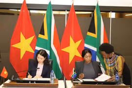 Vietnamese Deputy Foreign Minister Nguyen Minh Hang (L) and South African Deputy Minister of International Relations and Cooperation Anna Thandi Moraka sign the minutes of the 6th meeting of the Vietnam - South Africa Intergovernmental Partnership Forum in Pretoria on November 27. (Photo: VNA)