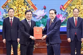 National Assembly Chairman Tran Thanh Man (second from right) hands over the NA Standing Committee's Resolution No. 1191/NQ-UBTVQH to Bac Giang leaders on December 17. (Photo: VNA)