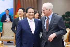 PM Pham Minh Chinh (L) and SIA Chairman John Neuffer (Photo: VNA)