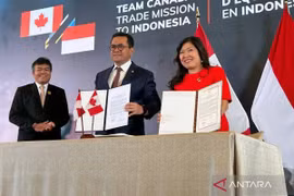 Indonesian Trade Minister Budi Santoso (centre) and Canadian Minister of Export Promotion, International Trade and Economic Development Mary Ng (right) sign the Indonesia-Canada Comprehensive Economic Partnership Agreement (ICA-CEPA) in Jakarta on December 2 (Photo: Antara)