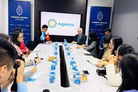 Newly-appointed Argentinian Ambassador to Vietnam Marcos A. Bednarski has a meeting with press agencies in Hanoi on December 10. (Photo: VNA)