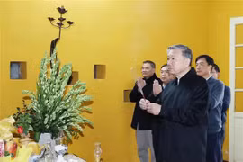 Party General Secretary To Lam and delegates offer incense to President Ho Chi Minh at House 67 (Photo: VNA)