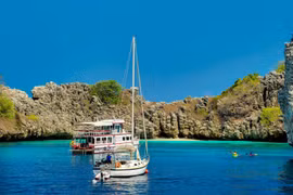 Boats anchor in an inlet at Koh Haa Island in Krabi. (Photo: bangkokpost.com) 