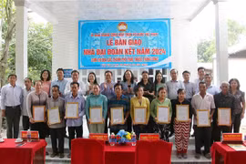 At the ceremony to present 10 great solidarity houses to needy households in Co Do district in the Mekong Delta city of Can Tho. (Photo: VNA)
