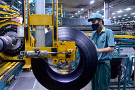 The post product inspection process at a factory of Da Nang Rubber JSC. Support policies are necessary to achieve the GDP target of 7% for the whole year. (Photo: VNA)
