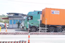 A vehicle awaiting export clearance at the Huu Nghị international border gate in Lang Son province. (Photo: VNA)