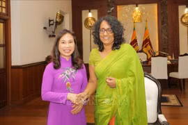 Vietnamese Ambassador to Sri Lanka Trinh Thi Tam (L) and Sri Lankan Prime Minister Harini Amarasuriya at their meeting on October 3 (Photo: VNA)
