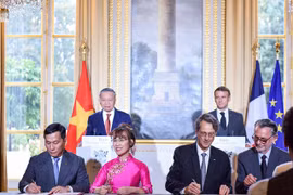 Vietjet Chairwoman Nguyen Thi Phuong Thao (front, 2nd left), Vietjet CEO Dinh Viet Phuong (front, 1st left) and Olivier Andries, President and CEO of Safran (front, 2nd right), Gael Meheust, President and CEO of CFM (front, 1st right), sign the agreement in the presence of Vietnam’s General Secretary and President To Lam (back, left), and French President Emmanuel Macron (back, right). (Photo courtesy of Vietjet)