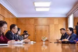 Secretary of the Communist Party of Vietnam (CPV) Central Committee and head of its Commission for External Relations Le Hoai Trung (second, left) hold working sessions with Vice Chairman of the Mongolian Democratic Party (MoDP) Batchimeg (third, right)on October 1. (Photo: VNA)