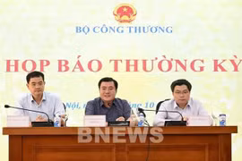 Deputy Minister of Industry and Trade Nguyen Sinh Nhat Tan (middle) speaks at the event (Photo: VNA)