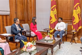 Vietnamese Ambassador to Sri Lanka Trinh Thi Tam (third from the left) and Sri Lanka President Anura Kumara Dissnayke (second from the right) (Photo: VNA)