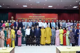 National Assembly Chairman Tran Thanh Man (twelfth from left, front row) meets with the Vietnamese Embassy's staff and representatives of the Vietnamese community in Laos on October 18. (Photo: VNA)