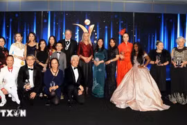 Deputy Ambassador of Vietnam to the UK To Minh Thu (in blue Ao Dai) takes a photo with the award winners. (Photo: VNA)