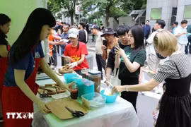 Pho bo (Vietnamese beef noodle soup) and nem ran (fried spring rolls) attract the attention of many Korean and foreign visitors at a festival in the Republic of Korea. (Photo: VNA)