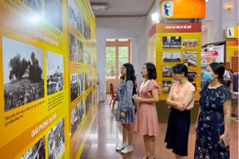 Visitors to an exhibition at the National Library of Vietnam. (Photo: National Library of Vietnam)