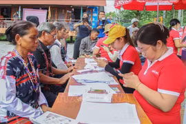 Co Tu ethnic minority people receive support to register SIM cards and install new cell phones (Photo: VNA)