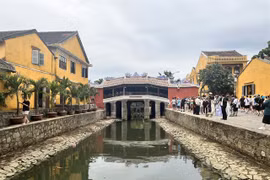 The iconic Japanese Bridge is sandwiched between Tran Phu and Nguyen Thi Minh Khai streets in Hoi An ancient town. (Photo: VNA)