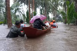 People are evacuated from flooded area in Albay province, the Philippines on October 22. (Photo: Xinhua/VNA)