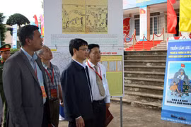 People visit the exhibition titled “Vietnam’s Hoang Sa (Paracel) and Truong Sa (Spratly): Historical and legal evidence”. (Photo: daklak.gov.vn)