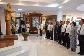 Leaders of Thua Thien-Hue province offer flowers to express gratitude for the great contributions of President Ho Chi Minh. (Photo: VNA)