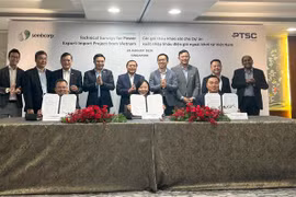 Representatives from The Petrovietnam Technical Services Corporation (PTSC) and its Singaporean partner Sembcorp Utilities Pte Ltd sign agreement at the ceremony. (Photo: VNA)