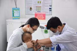 A child receives measles vaccine shot at the Phuoc Long A Ward Health Station in Thu Duc City, HCM City (Photo: VNA)