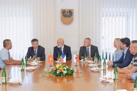 Vietnamese Ambassador to the Czech Republic Duong Hoai Nam (second from the left) has paid a working visit to Cheb city in the Karlovy Vary region. (Photo: VNA)
