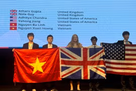 Nguyen Ba Linh and Nguyen Xuan Hoang of Vietnam win gold medals at the 17th International Olympiad on Astronomy and Astrophysics (Source: Hanoi Department of Education and Training)