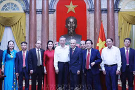 Party General Secretary and President To Lam (fifth, left) on August 15 meets with former guards and medical workers who served President Ho Chi Minh during the time he lived and worked at the Presidential Palace in Hanoi from 1954-1969. (Photo: VNA)