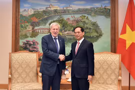 Deputy Prime Minister and Minister of Foreign Affairs Bui Thanh Son (right) and Chilean Minister of Foreign Affairs Alberto Van Klaveren (Photo: Ministry of Foreign Affairs)