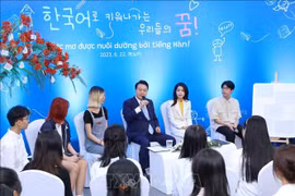 RoK President talks to Hanoi students