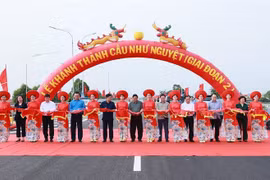 PM attends inauguration of bridge, groundbreaking of social housing project in Bac Giang