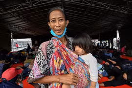 People gather onboard the Indonesian Navy's Banjarmasin (592) vessel to travel to their hometowns to celebrate Eid Al-Fitr at the navy port in Jakarta on April 18, 2023 (Photo: AFP)