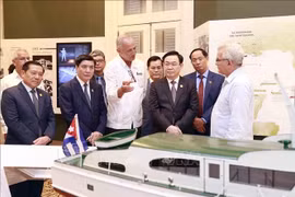 NA Chairman Vuong Dinh Hue visits Fidel Castro Ruz Centre