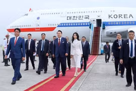 RoK President arrives in Hanoi, starting State visit to Vietnam