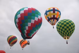 Hot-air balloon festival draws tourists to Binh Thuan 