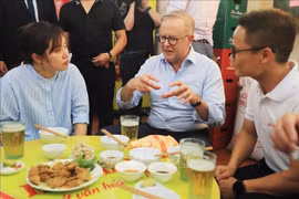Australian PM savours Vietnamese foods, drinks locally brewed beer