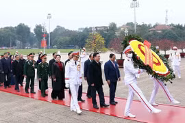 Leaders pay tribute to President Ho Chi Minh on Tet occasion