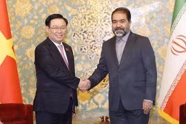 NA Chairman receives General Governor of Isfahan province
