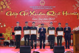 Embassy meets Vietnamese people, businesses in Cambodia ahead of Tet
