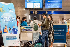 Over 100 disadvantaged workers return home for Tet on Vietnam Airlines free flight 
